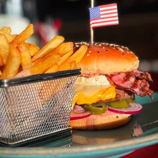 Burger z camembertem i sosem żurawinowym