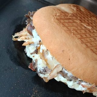 Kebab w bułce z pieczarkami na ostro