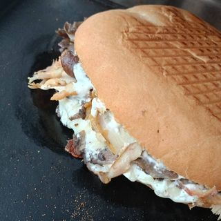 Kebab w bułce z pieczarkami