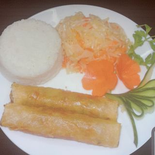 Sajgonki 2szt. z ryżem i surówką