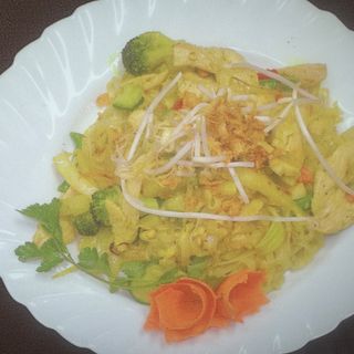 Makaron smażony z kurczakiem