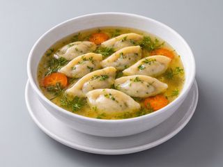 Rosół z pierożkami z kaczką