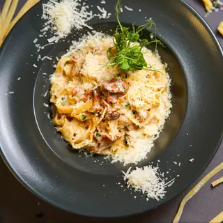 Makaron tagliatelle z grzybami leśnymi