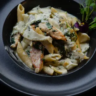 Makaron penne z kurczakiem i szpinakiem