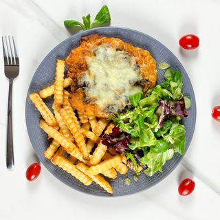 Filet drobiowy w panierce z pieczarkami i mozzarellą