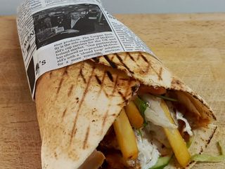 Pita/Lawasz z frytkami w środku kurczak