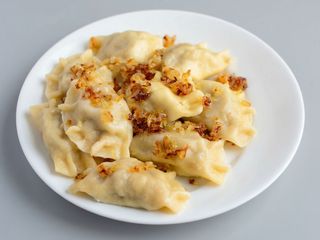 Pierogi galicyjskie 10 sztuk + surówka