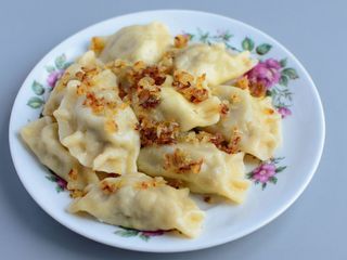 Pierogi Krakowskie 10 sztuk + surówka