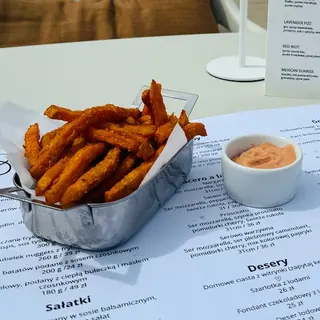 Frytki z batatów z sosem czosnkowym