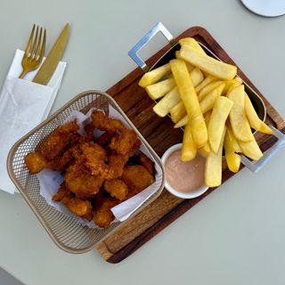 Kubełek nuggets z frytkami i sosem
