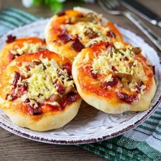 Pizzerinka z kurczakiem,pieczarkami I serem