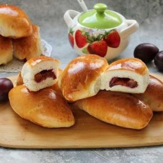 Bułeczka drożdżowa ze śliwką