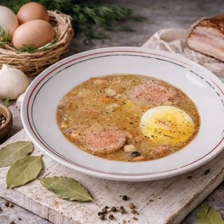 Żur na zakwasie z kiełbasą i jajkiem