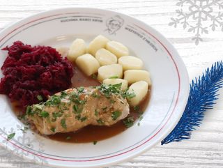 Zraz wieprzowy w sosie z kopytkami i surówką z buraka