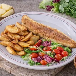Filet z sandacza smażony ze świeżymi warzywami i opiekanymi ziemniakami