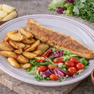 Filet z sandacza smażony ze świeżymi warzywami i opiekanymi ziemniakami