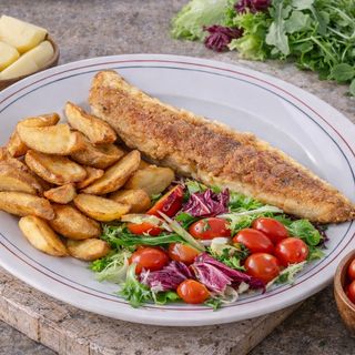 Filet z sandacza smażony ze świeżymi warzywami i opiekanymi ziemniakami