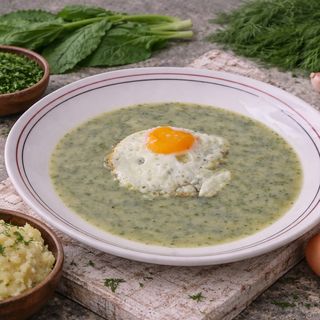 Szczawiowa z jajkiem sadzonym