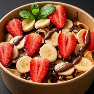 Naleśnik z owocami w talerzu