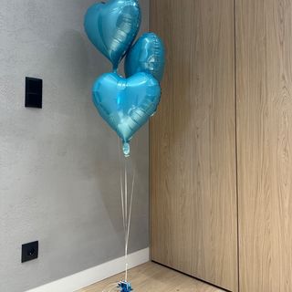 Niebieskie balony z helem w kształcie serca