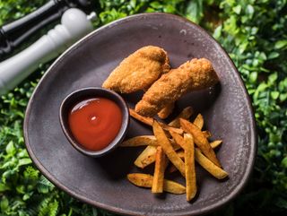 Nuggetsy z kurczaka + frytki + ketchup