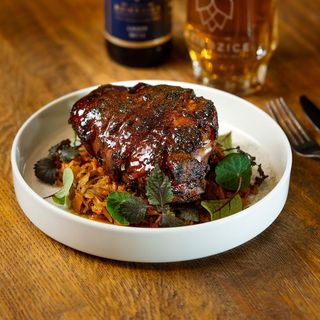 Pieczona na piwie golonka wieprzowa z kością