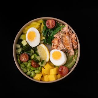 Pokebowl z grillowanym łososiem i z jajkiem