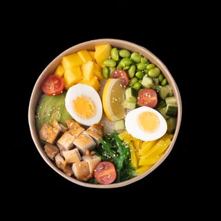 Pokebowl białkowy zastrzyk i z jajkiem