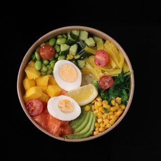 Pokebowl z łososiem i z jajkiem