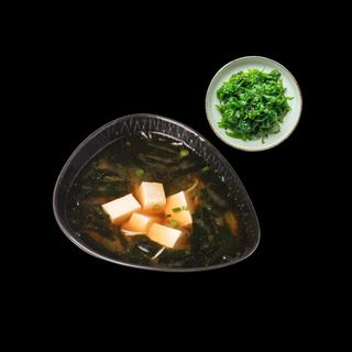 Zupa miso z tofu i wakame z sezamem
