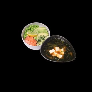 Zupa miso z tofu i poke z łososiem