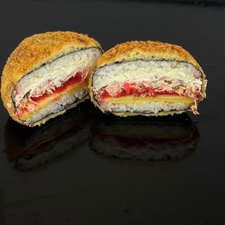 73 Sushi-burger z delikatnym grillowanym łososiem i mango