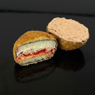 Sushi-burger z delikatnym grillowanym łososiem i mango
