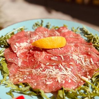 Carpaccio di Manzo con Rucola e Parmiggiano