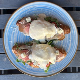 Smash croissant z jajkiem w koszulce i sosem beszamel