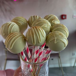 KETO CAKE POPS WANILIOWE w białej czekoladzie