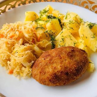 Kotlet mielony z ziemniakami