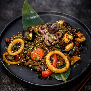 Pad Kha Mao z owocami morza