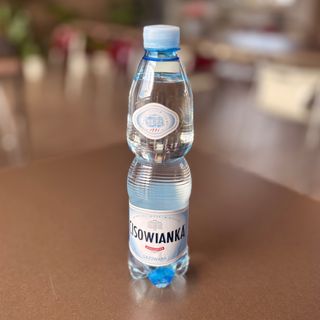 Woda gazowana w butelce 500ml