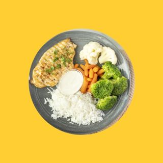 Filet grillowany, ryż i bukiet kwiatowy