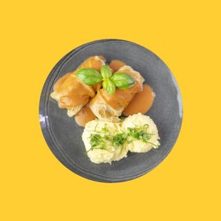 Gołąbki w sosie pomidorowym z puree ziemniaczanym