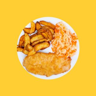 Kotlet drobiowy, opiekane ziemniaczane łódeczki i surówka colesław
