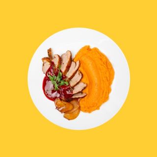 Pierś z kaczki z sosem wiśniowym i puree z batata