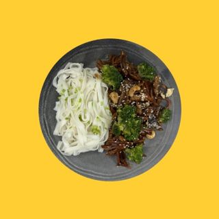 Wołowina stir-fry z makaronem ryżowym