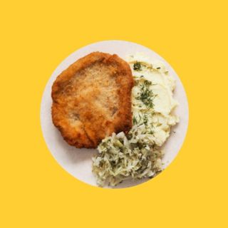 Kotlet schabowy z puree ziemniaczanym i kapustą zasmażaną