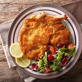 Kotlet schabowy z kostką i surówkami