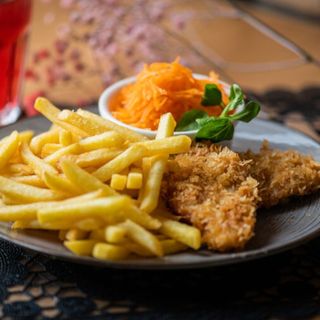 Nuggetsy z frytkami i surówką