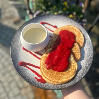 Pancakes Z Białą Czekoladą I Malinami