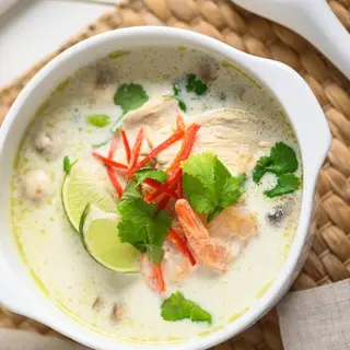 Zupy: Tom Yum z kurczakiem