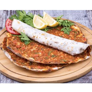 Lahmacun – z surówką i frytkami (Standard)